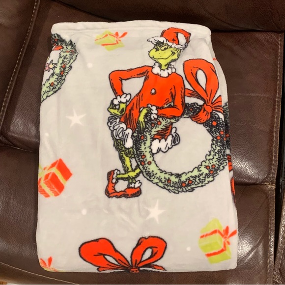 The Grinch with Wreath 50” x 70” Plush Christmas Throw Blanket Cindy Lou Who - Picture 2 of 7